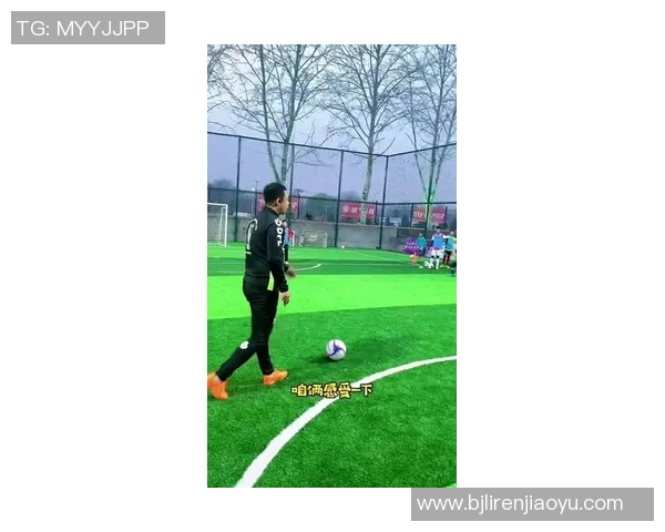 足球明星佩戴护膝的精彩瞬间与时尚风采全景展示